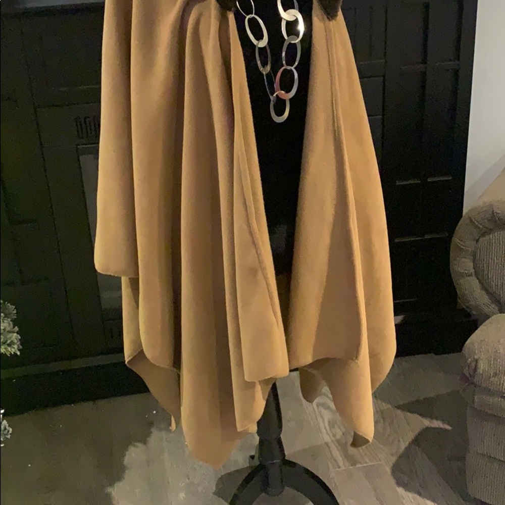Cape - Picture 3 of 6